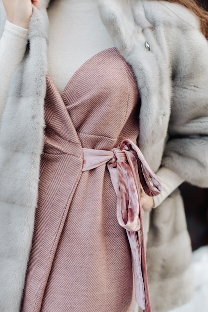 Vestido e casaco de pele branco em close-up de menina