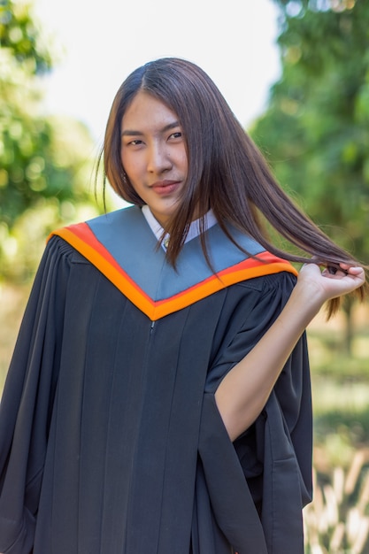 Vestido de grado de las mujeres