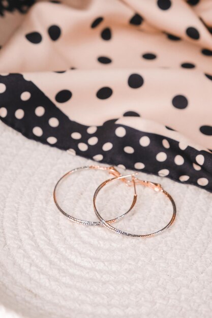 Un vestido de lunares blanco y negro para una boda.