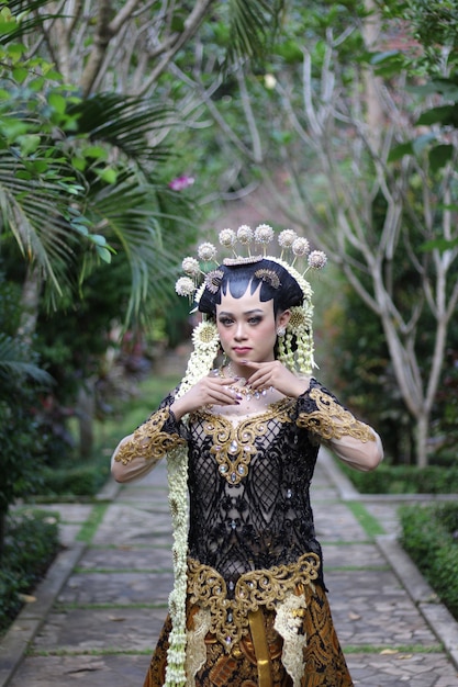 Vestido moderno de boda tradicional de mujer de java.Foto premium