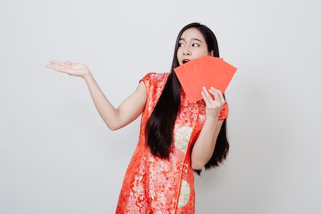 Vestido de mujer asiática cheongsam tradicional en blanco