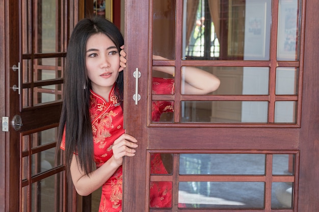 Foto vestido de mujer china cheongsam tradicional en año nuevo