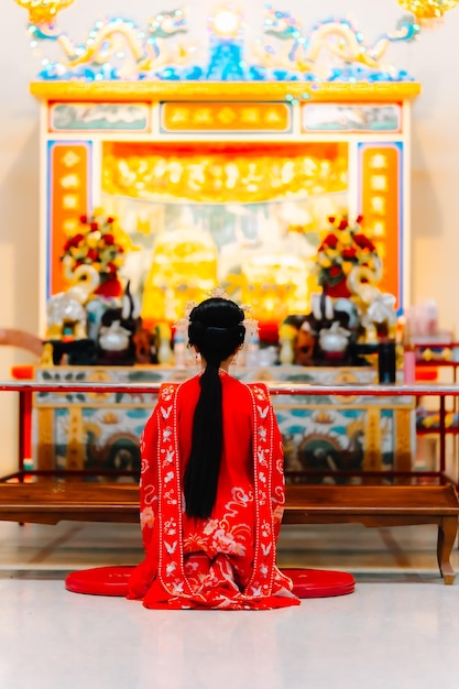 Foto vestido de mujer china retrato de año nuevo de una mujer en traje tradicional mujer en vestido tradicional hermosa mujer joven en un vestido rojo brillante y una corona de reina china posando