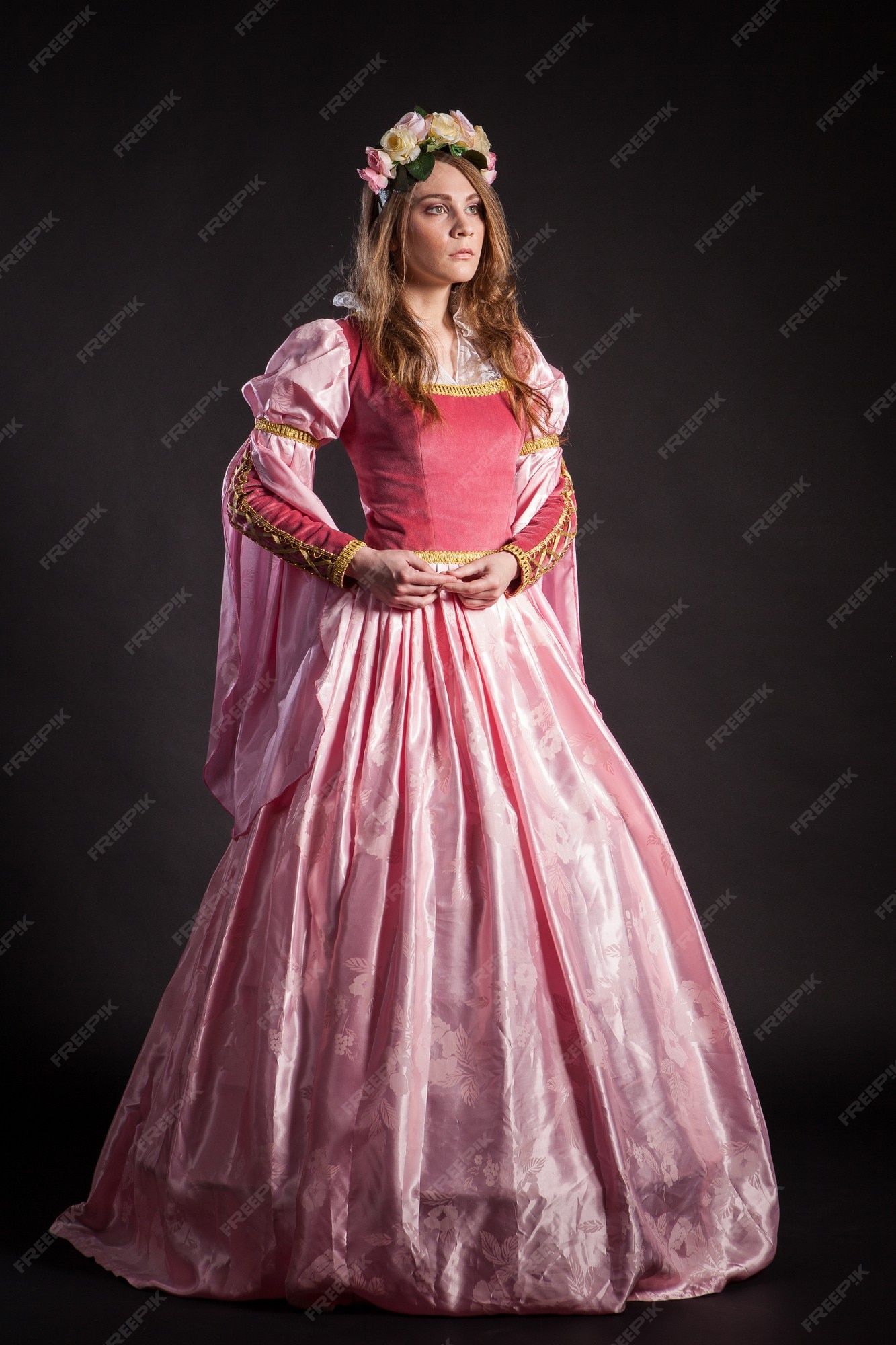 Vestido de mujer elegante en medieval sobre fondo | Foto Premium