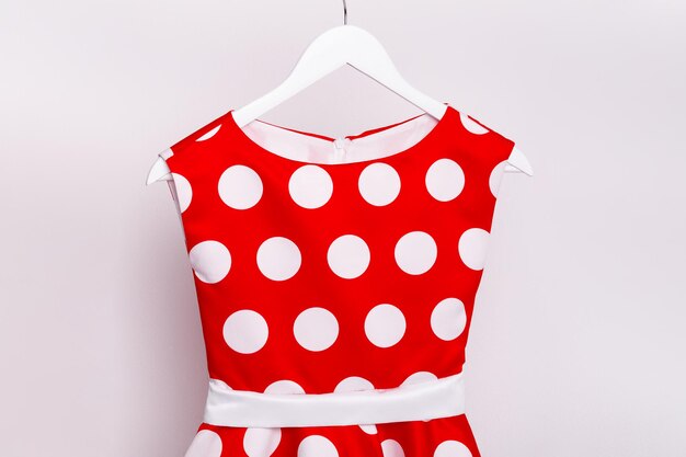 Vestido para una niña traje festivo en un vestido de bola de suspensión para niños Foto de alta calidad