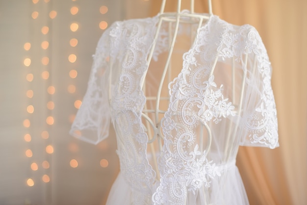 Vestido de novia blanco colgando de un maniquí