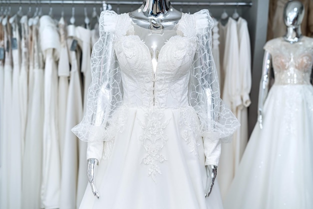 Vestido de novia boutique en maniquí en tienda nupcial Concepto de moda