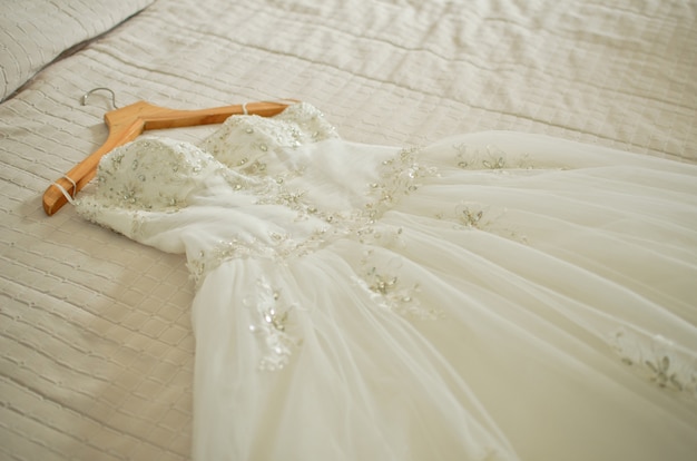 vestido de novia en la cama