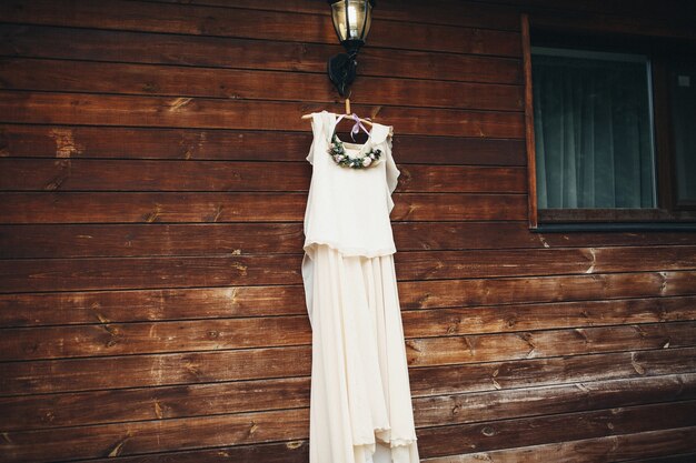 Foto vestido de novia colgado de una percha