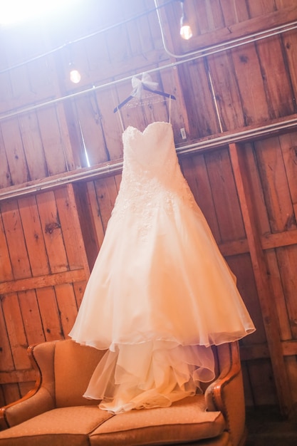 Foto vestido de novia colgando en el granero