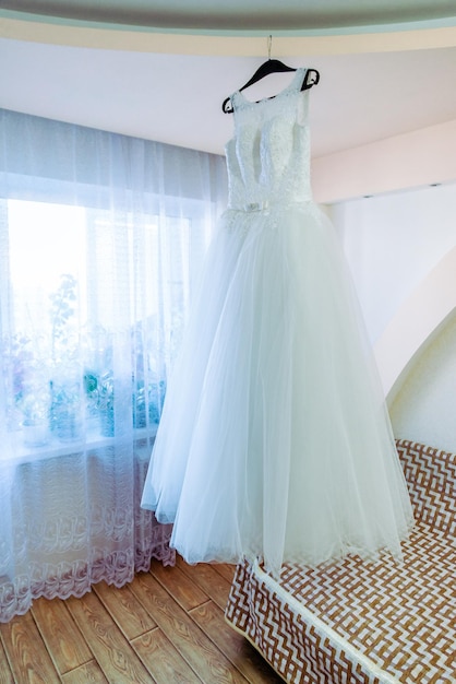 Vestido de novia en la habitación de la novia