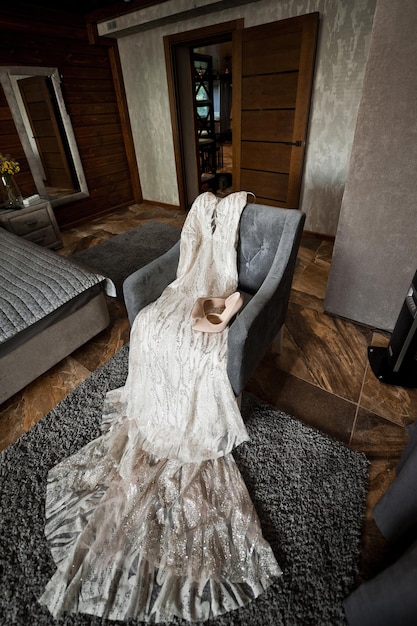 El vestido de novia de la novia es moderno en una silla 3903