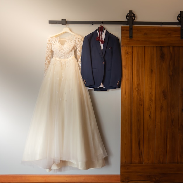 Vestido de novia y novio en el día de la ceremonia de boda