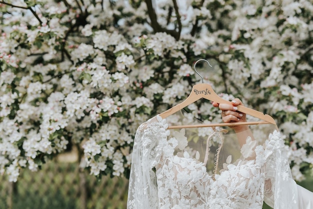 Foto vestido de novia en una rama