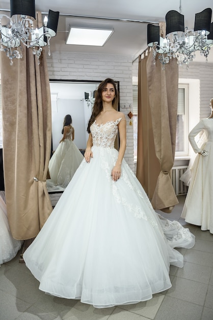 Vestido de novia sonriente en salón de bodas