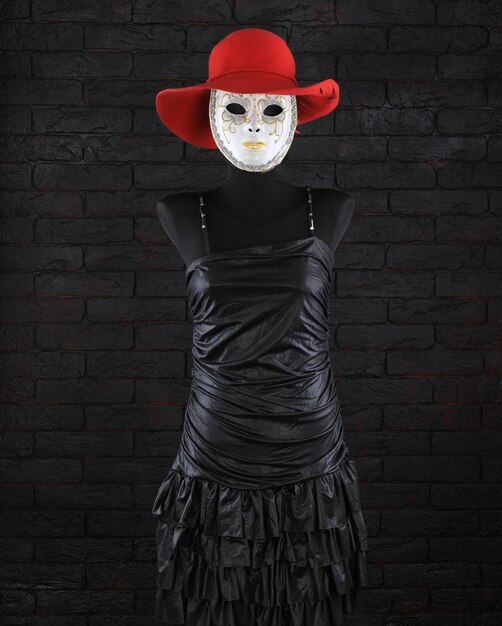 Foto vestido preto e máscara de mascarada