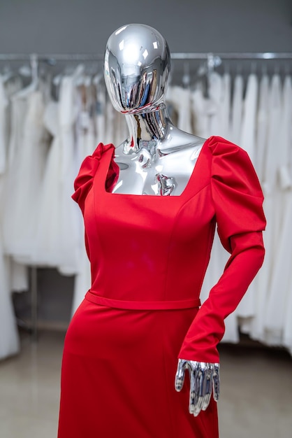 Foto vestido rojo cóctel de noche en un maniquí en el concepto de moda de salón