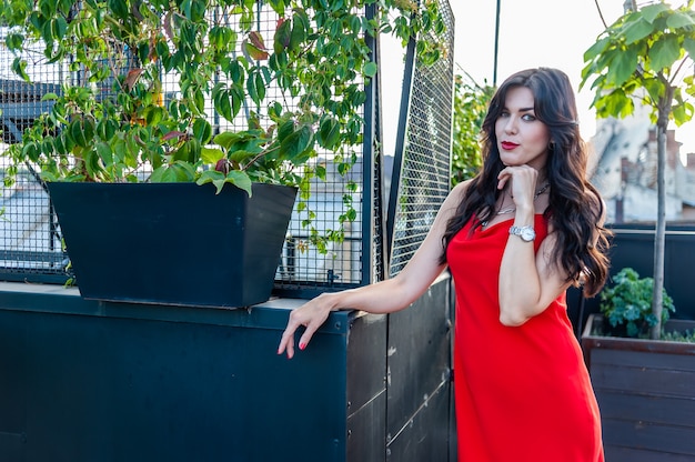 Vestido rojo de mujer de moda hermosa