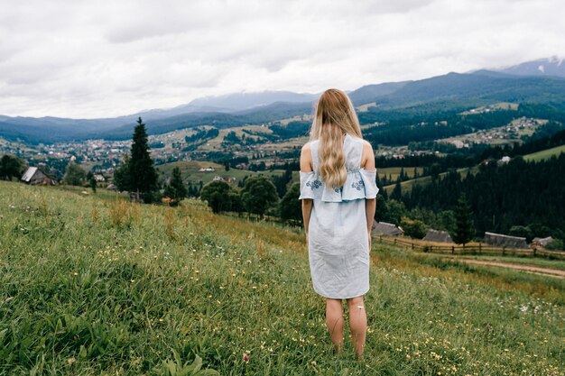 Vestido romántico azul elegante atractiva joven de la mujer rubia