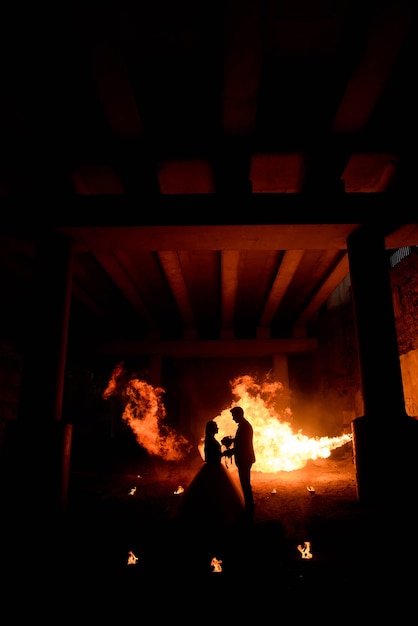 Vestido con ropa de boda romántica pareja zombie