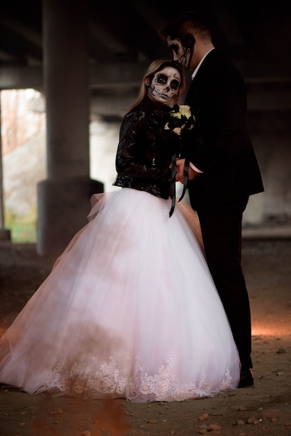 Vestido con ropa de boda romántica pareja zombie