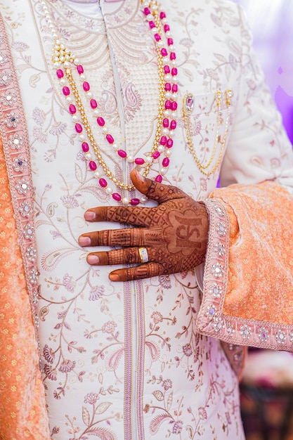 Vestido sherwani de casamento do noivo indiano