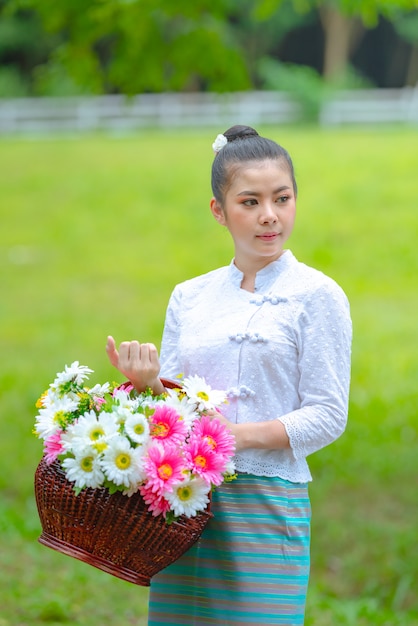 Vestido tradicional asiático hermoso de la mujer joven del norte de Tailandia, cultura de identidad de Tailandia.