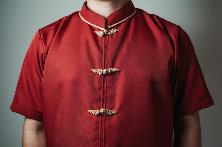 Foto vestido tradicional chino de color rojo y dorado llamado cheongsam