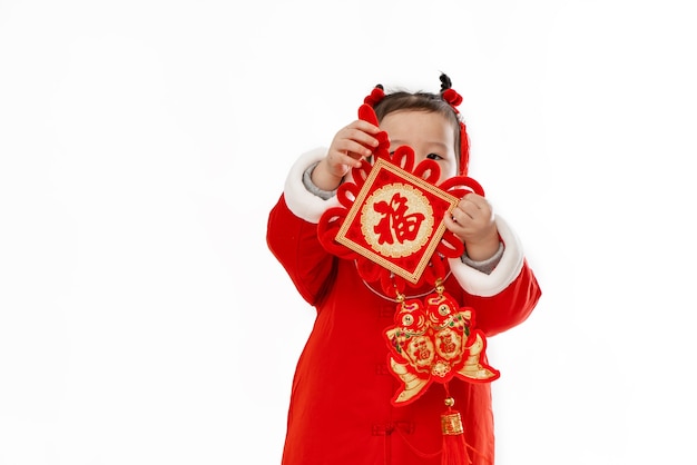 Vestido tradicional de niña china con colgante tradicional en la mano