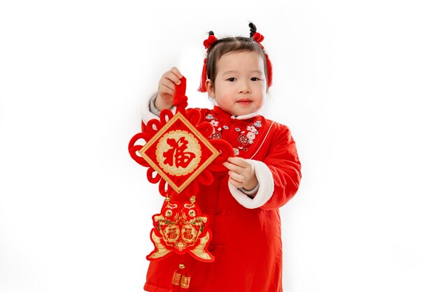 Vestido tradicional de niña china con colgante tradicional en la mano