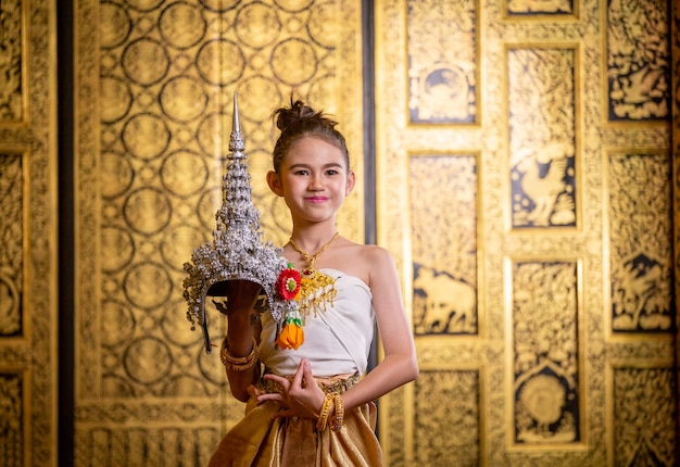 Vestido tradicional tailandês. Criança jovem cantando dança tailandesa antiga Arte da dança clássica tailandesa na Tailândia