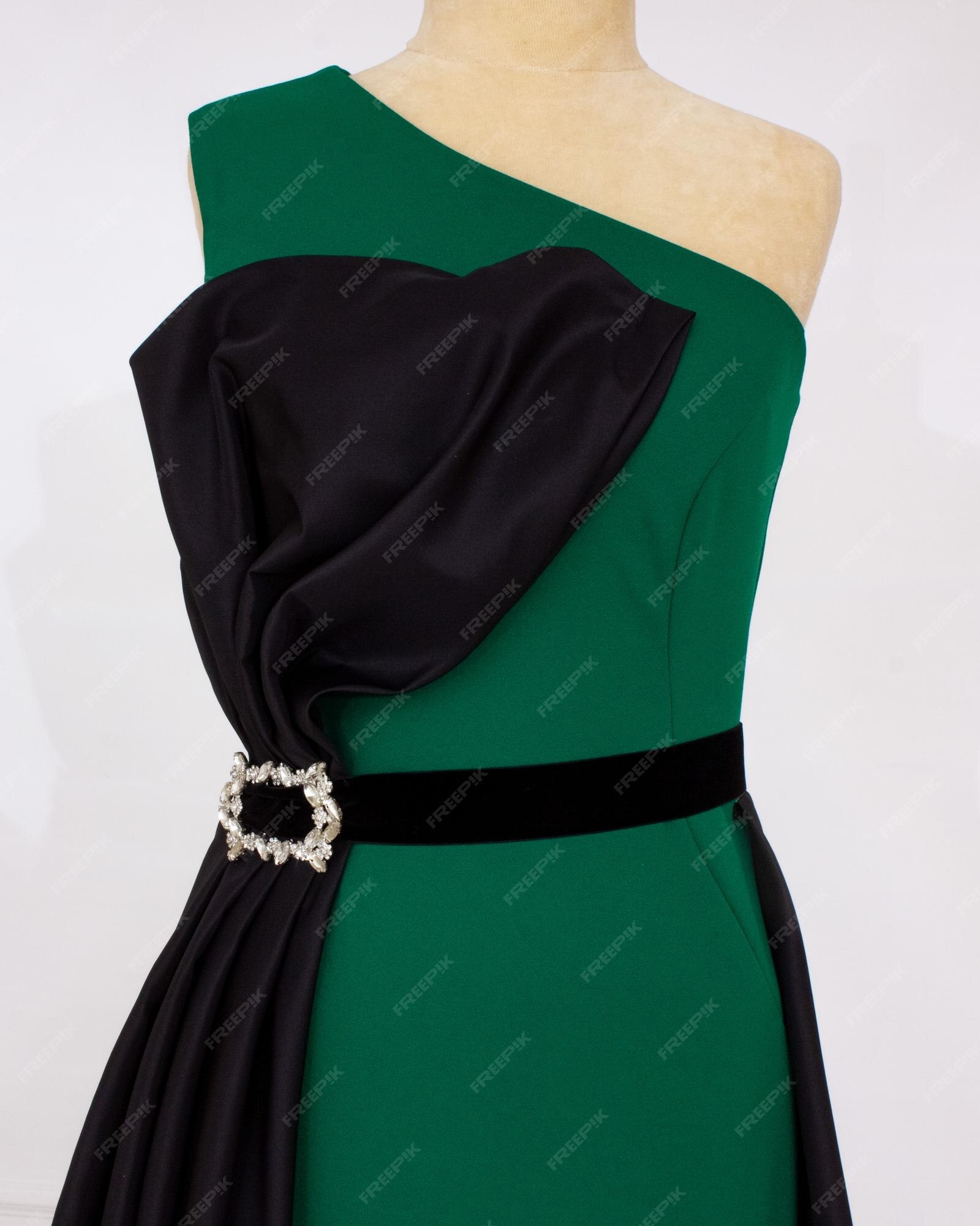 Un vestido verde con fajín negro y hebilla plateada. | Foto