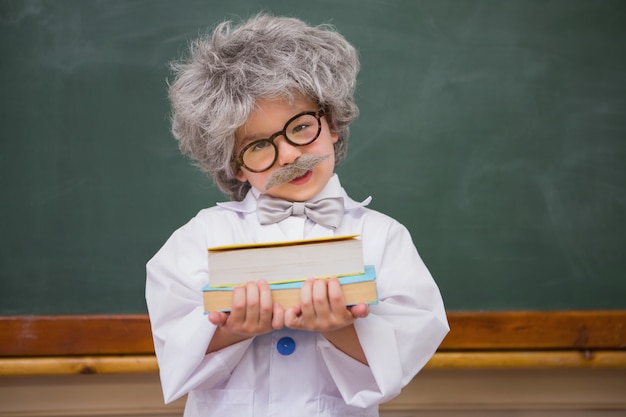 Vestidos aluno segurando livros