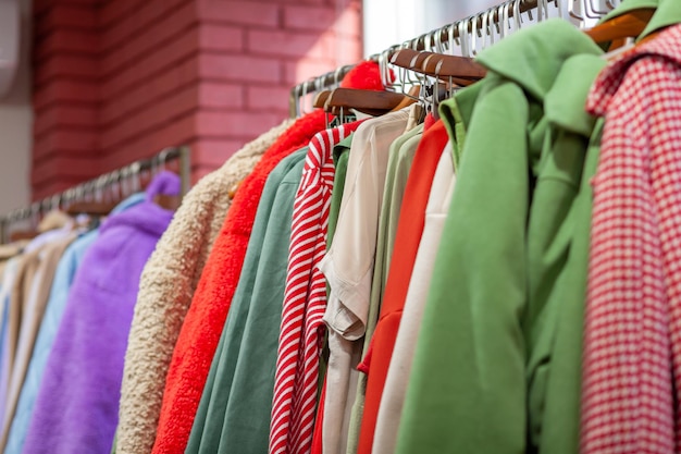 Vestidos coloridos para mulheres em cabides em uma loja de varejo