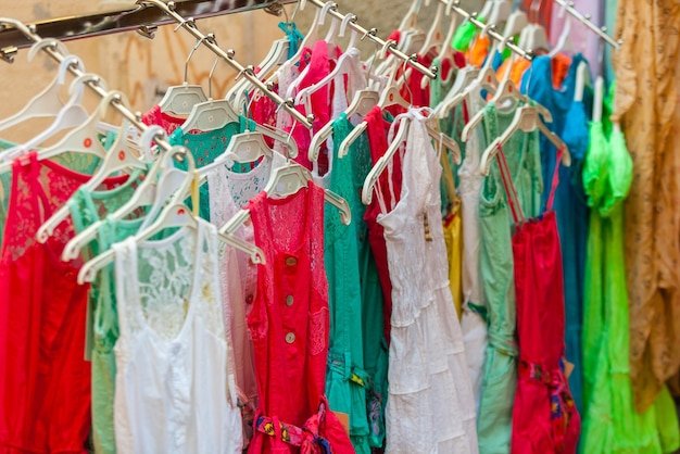 Vestidos femeninos de verano en una tienda Primer plano con un enfoque selectivo