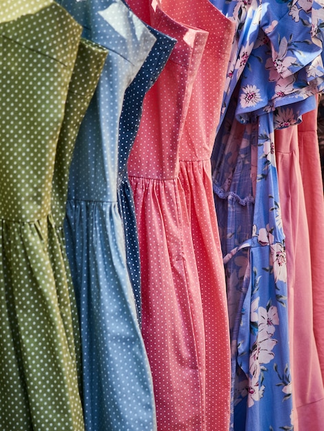 Foto vestidos femininos no mercado.