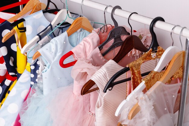 Los vestidos de fiesta de salón para niñas pesan en una percha en la tienda foto de alta calidad | Foto Premium Los vestidos de fiesta de salón para niñas pesan en una percha en la tienda foto de alta calidad | Foto Premium
