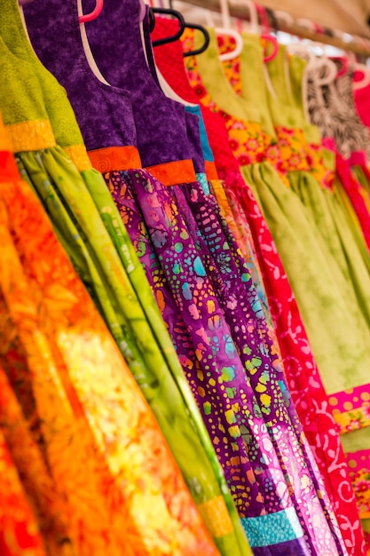 Vestidos de niñas hechos a mano a la venta en el mercado local de agricultores.