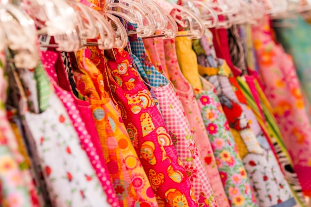 Vestidos de niñas hechos a mano a la venta en el mercado local de agricultores.