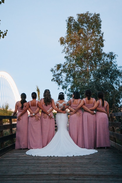 Vestidos de novia y damas de honor de la espalda.