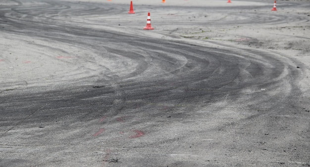 Vestígios de pneus após carro à deriva no asfalto