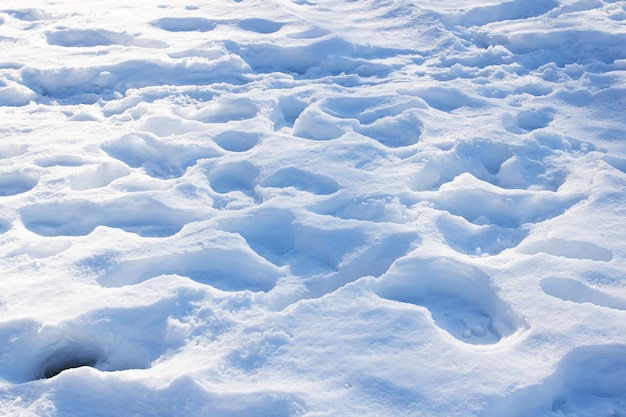 Vestígios de sapatos humanos na superfície da neve