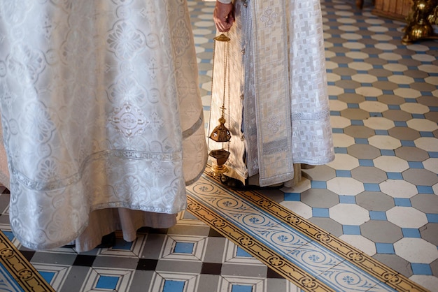 Vestimenta del cleroEl sacerdote sostiene un incensario en sus manos