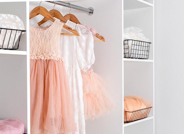 Vestuário branco com vestidos elegantes e exuberantes Conceito de organização de armazenamento