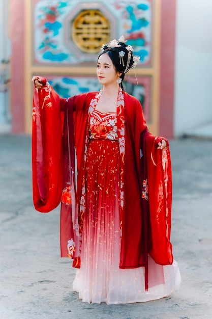 Vestuário de mulher China retrato de ano novo de uma pessoa de mulher em traje tradicional mulher em traje tradicional bela jovem em um vestido vermelho brilhante e uma coroa de rainha chinesa posando