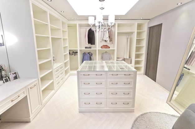 Foto el vestuario con muebles blancos es hermoso y elegante.