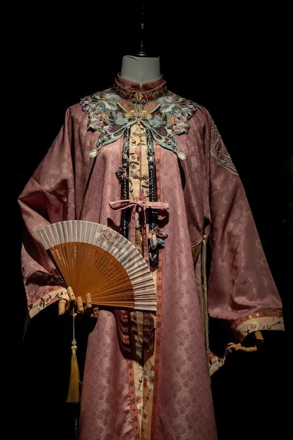 Vestuário tradicional festivo da dinastia Ming chinesa no Museu de Artes Asiáticas