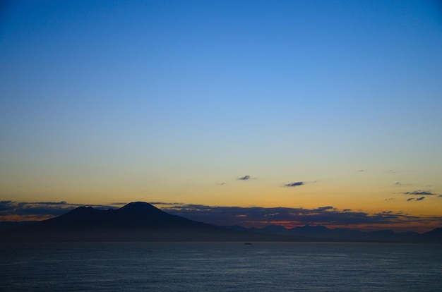 Vesúvio ao nascer do sol em neapel