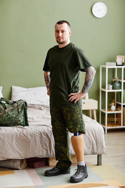 Veterano con pierna ortopédica vistiendo uniforme del ejército