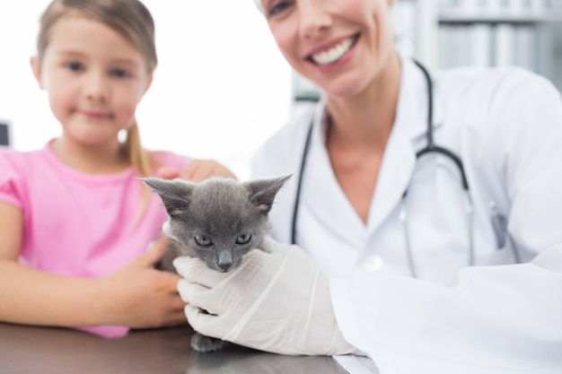 Veterinária e menina com gatinho no hospital